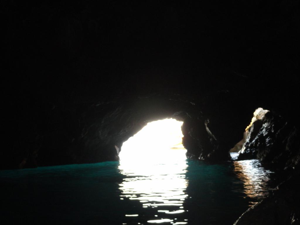 Casa Vacanze Laura อิโซลา เดลเล เฟมมิเน ภายนอก รูปภาพ